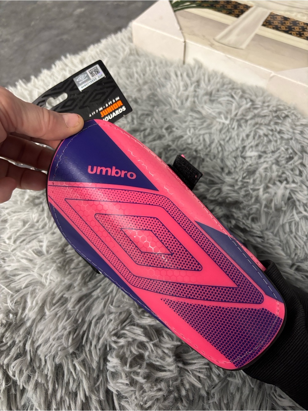 NWT Umbro Black Stirrup Shin Guard Sleeves with Neon Pink Purple Accents Junior - Picture 5 of 16